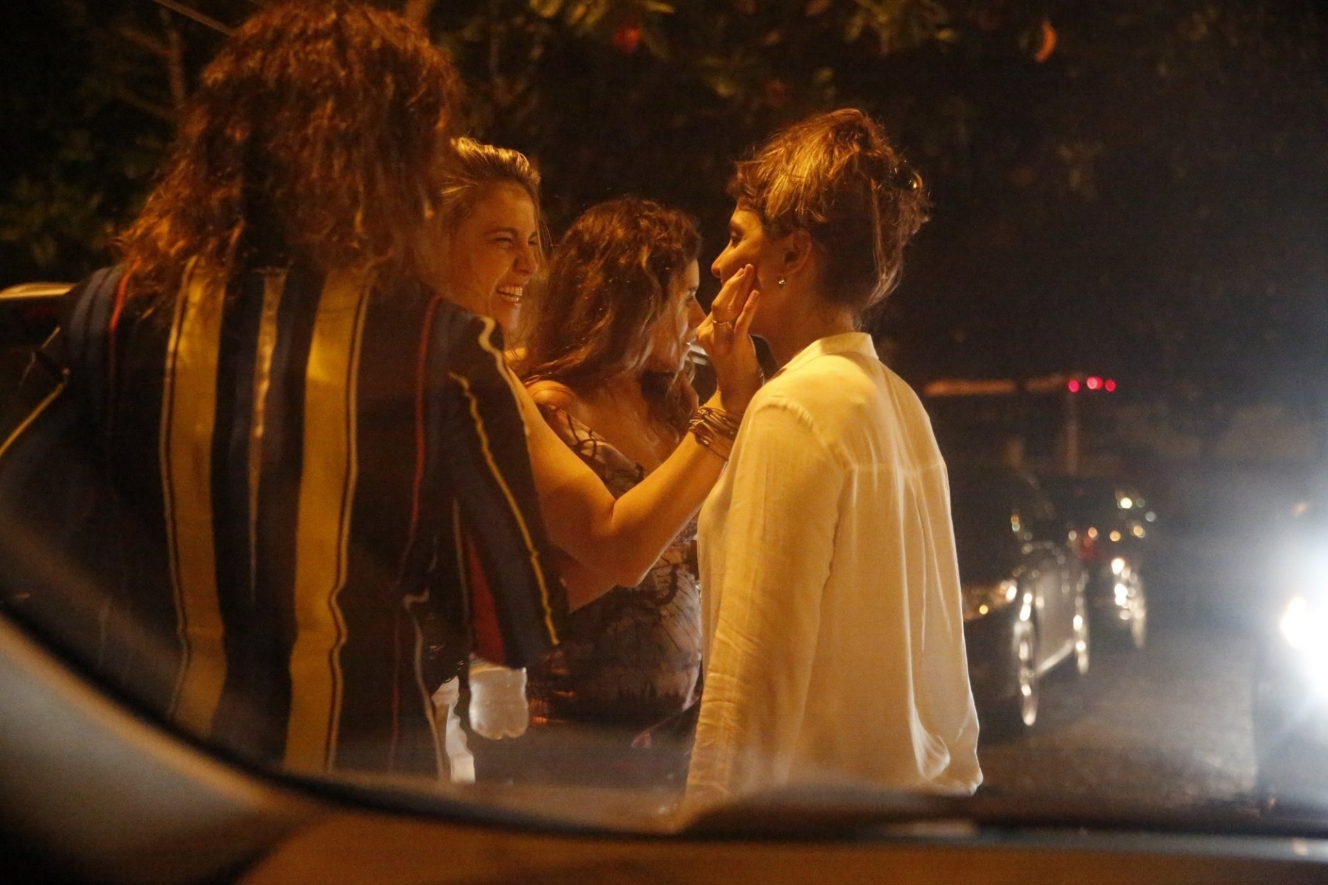 26.nov.2016 - Fernanda Gentil troca carinhos com Prisicila Montandon após comemorar seus 30 anos em um bar no Rio de Jneiro - AgNews