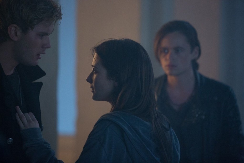 Luce discute com Daniel e Cam observa. Anjos caídos disputam o coração da jovem em triângulo amoroso do filme "Fallen" - Divulgação