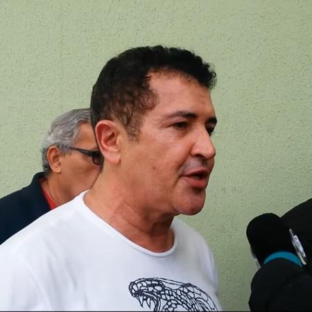 Beto Barbosa conversa com a imprensa ao deixar a delegacia em Fortaleza - Reprodução/YouTube