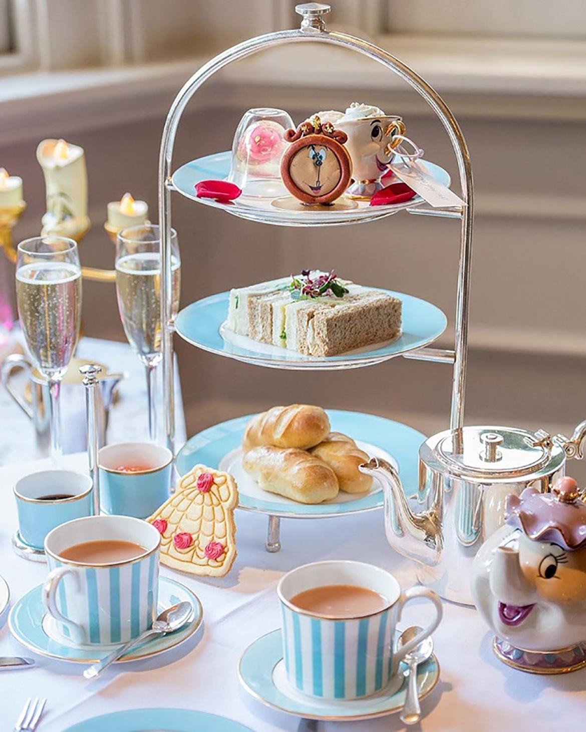 É possível entrar em uma fila de espera caso alguém desista. O preço também não é barato: £ 35 por pessoa com chás incluídos (R$ 135) ou £ 45 com uma taça de champanhe (R$ 175). - Divulgação