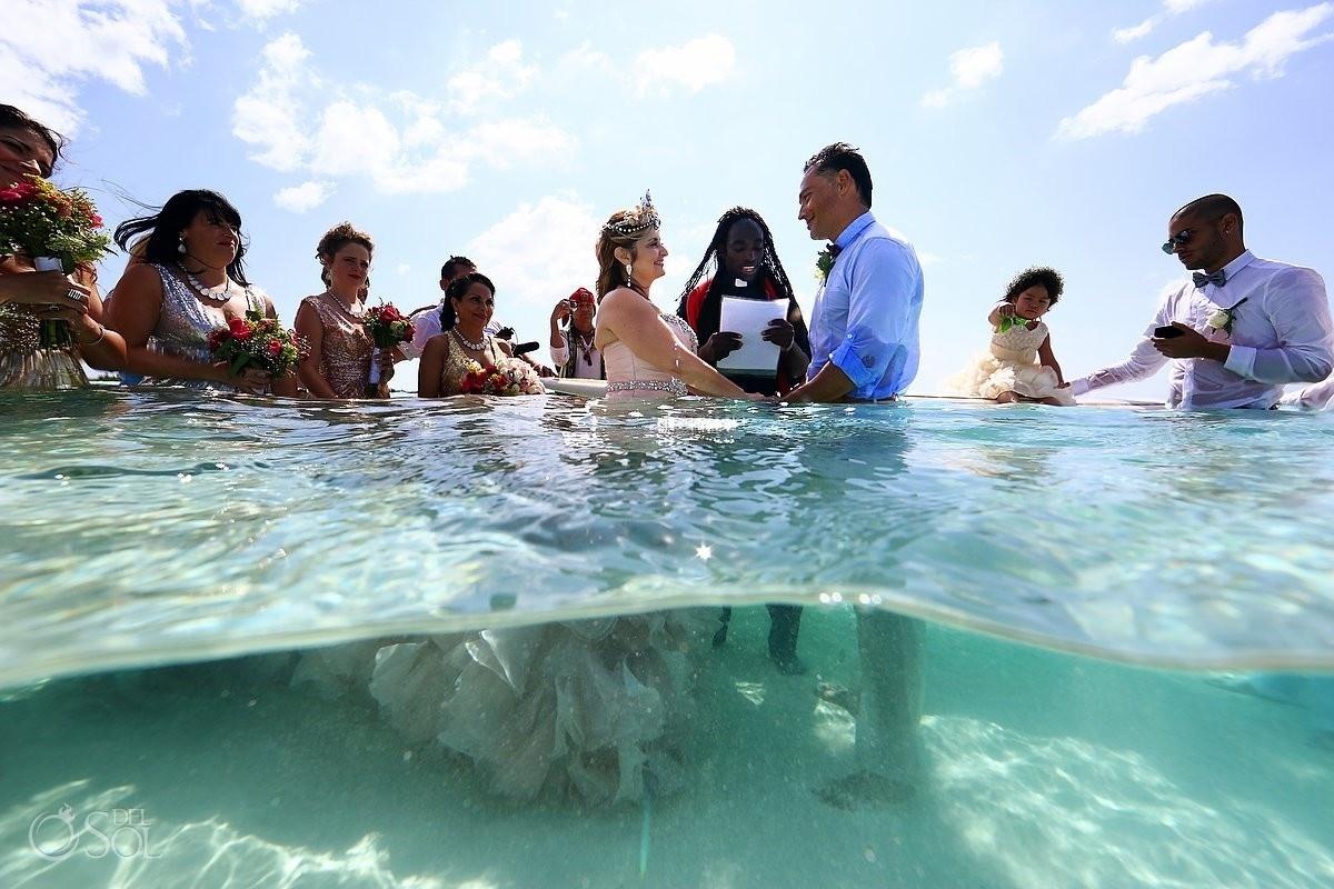 Susana Zamos e seu noivo Jovany tinham o sonho de se casar no meio do oceano. Eles e seus 100 convidados fizeram uma cerimônia em El Cielo, um banco de areia localizado na ilha de Cozumel, no Caribe - Del Sol Photography/Reprodução
