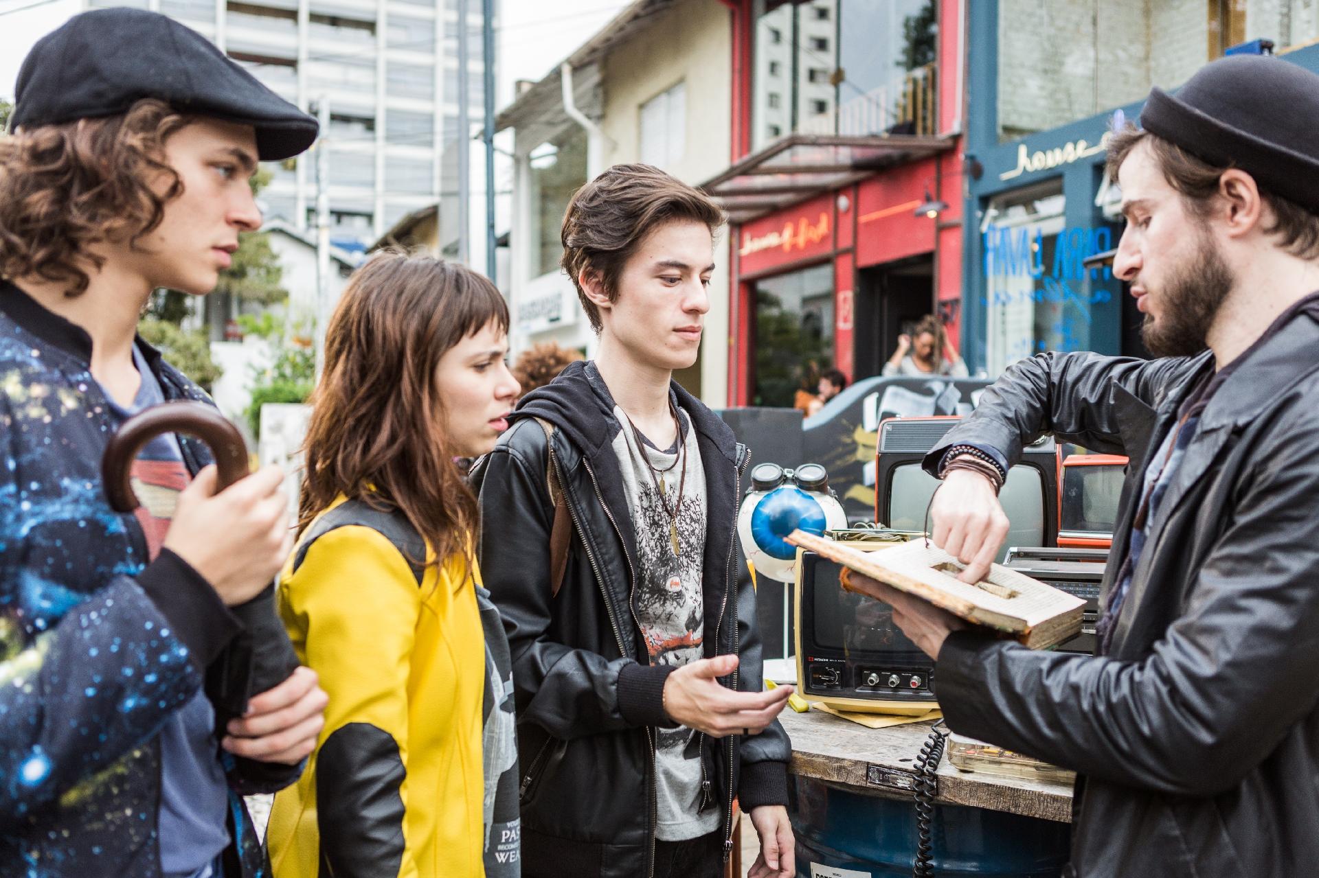 Michel Joelsas, Daphne Bozaski e Thalles Cabral são amigos que precisam salvar o mundo em "Manual Para Se Defender de Aliens, Ninjas e Zumbis", série brasileira do Warner Channel - Divulgação