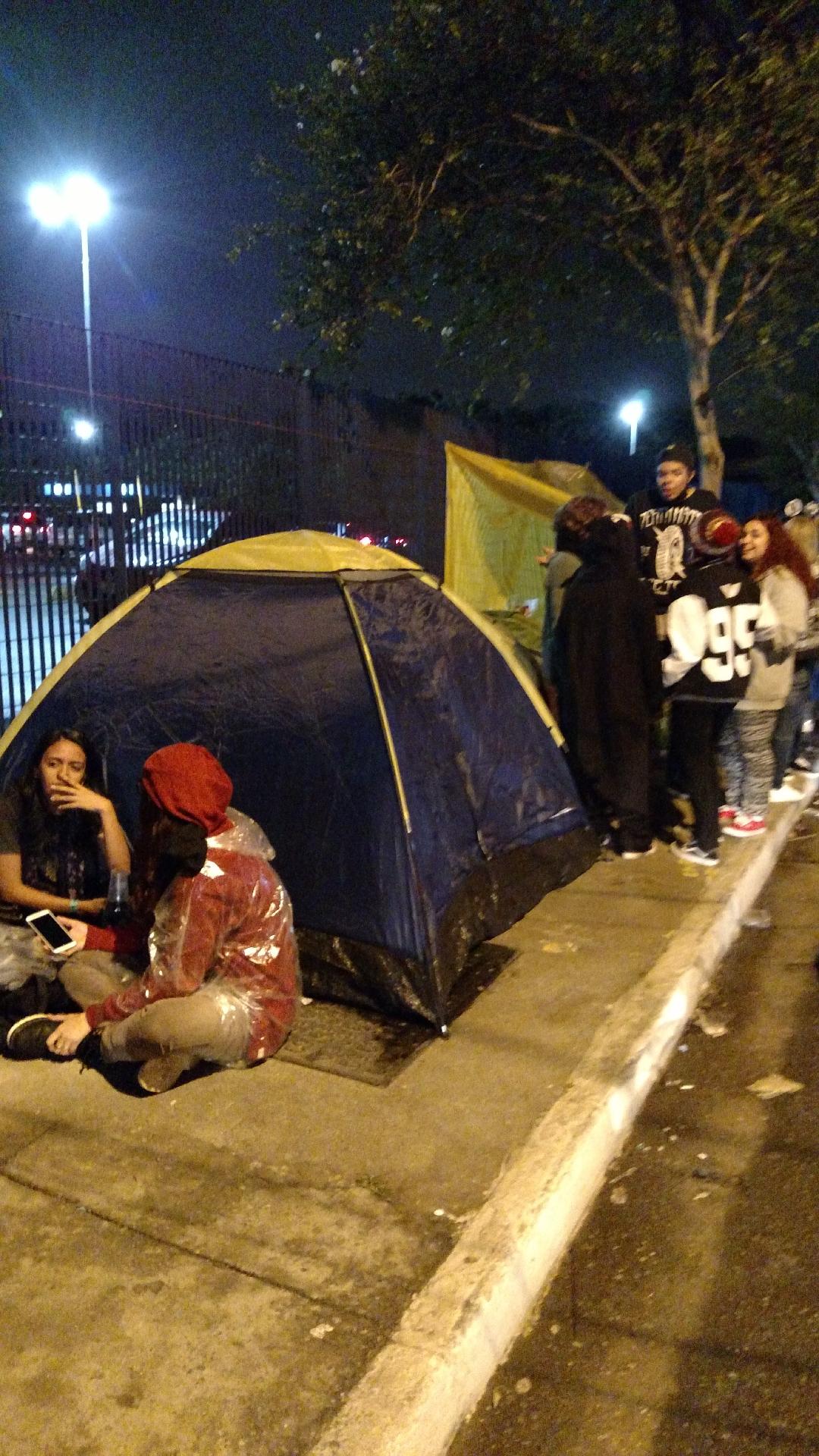 Enquanto o BTS se apresentava no Citibank Hall, fãs já acampavam do lado de fora aguardando o show do dia seguinte - Renata Nogueira/UOL