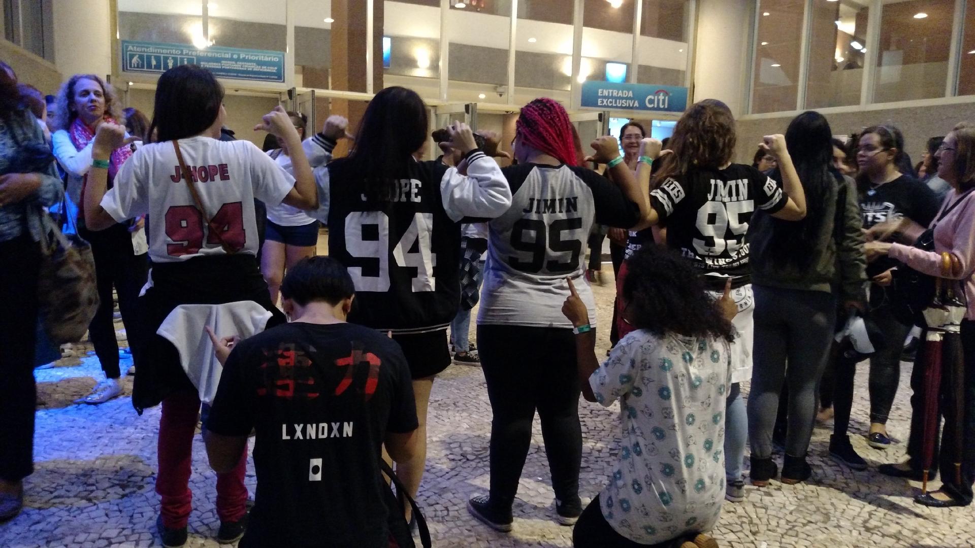 Grupo de amigos posa com o uniforme da Army, como são conhecidos os fãs do BTS, depois do show do grupo coreano no Citibank Hall, em São Paulo - Renata Nogueira/UOL