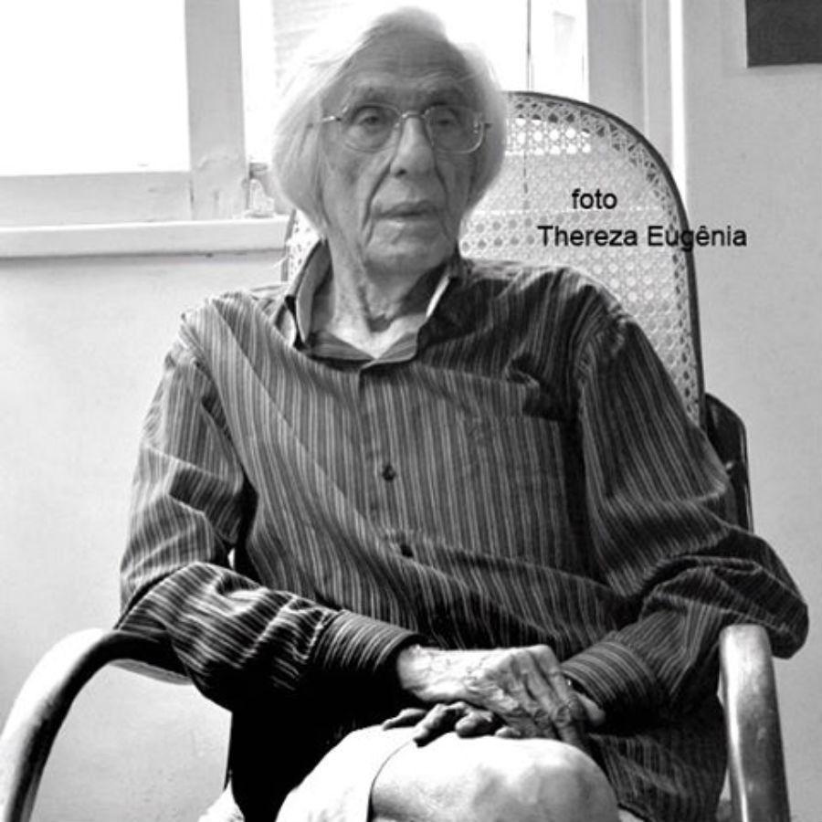 Na imagem, a fotógrafa Thereza Eugênia encontrou Ferreira Gullar em seu apartamento em Copacabana vestindo bermudas largas - Thereza Eugênia/Divulgação