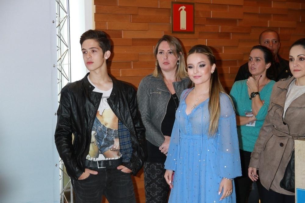 Os atores João Guilherme Ávila e Larissa Manoela se encontraram neste sábado (5) no shopping Iguatemi, para a pré-estreia da animação "O Reino Gelado - Fogo e Gelo", do qual os dois são dubladores - Amauri Nehn/Brazil News