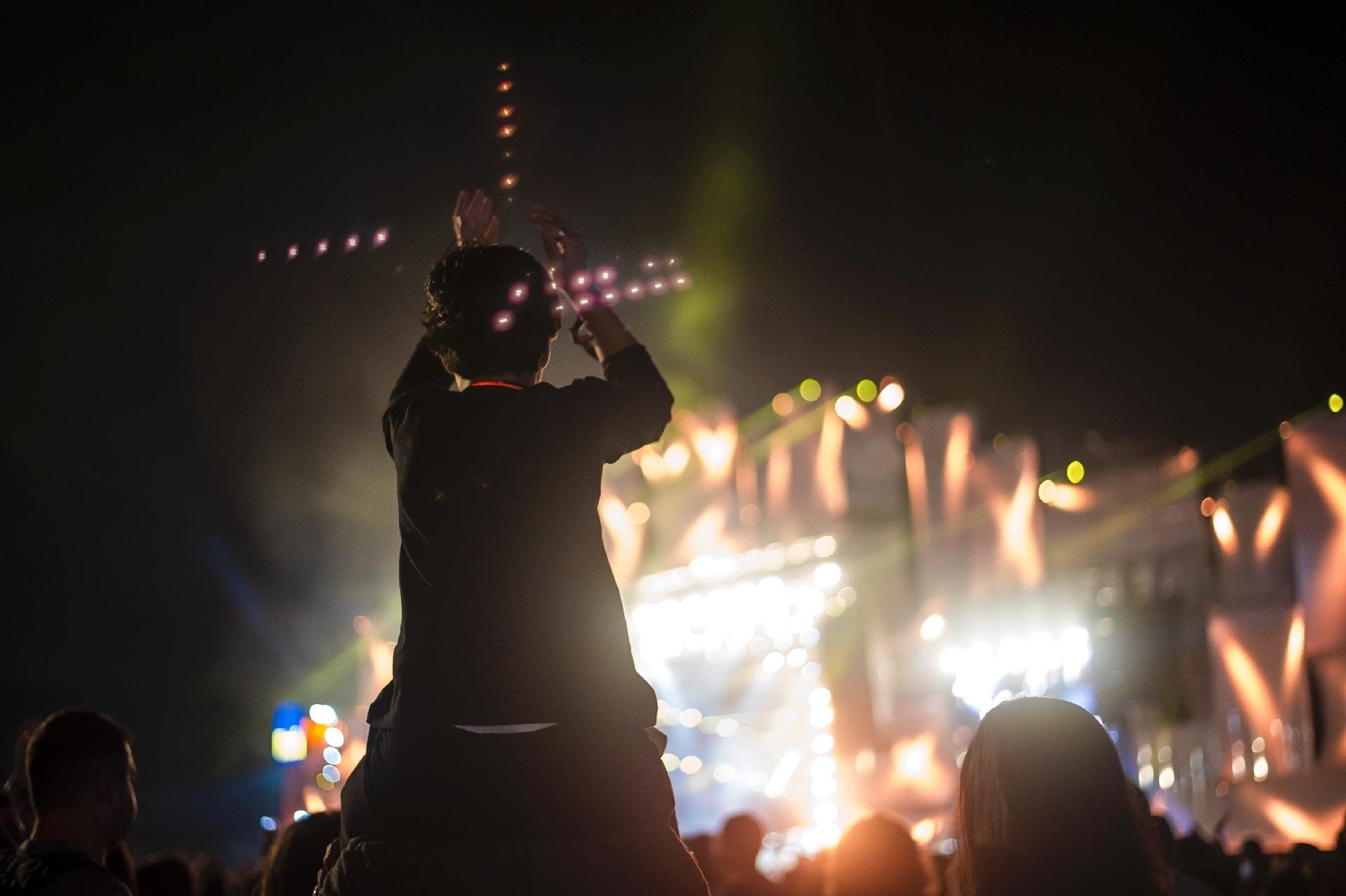 Com vista privilegiada, criança curte o segundo dia do Rock in Rio 2017 - Bruna Prado/UOL