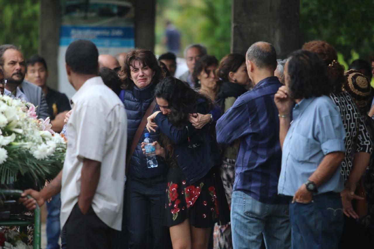 Amigos e familiares se emocionam no último adeus a Márcia Cabrita, que morreu após luta contra o câncer - Daniel Pinheiro/AgNews