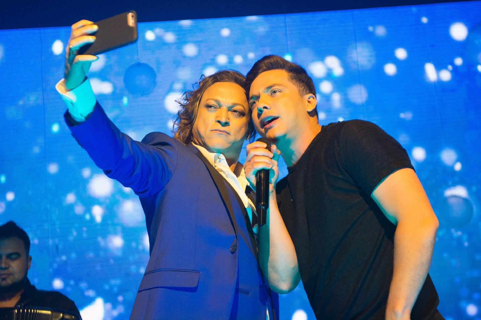 Fábio Lago faz selfie com Wesley Safadão - Raquel Cunha/Globo