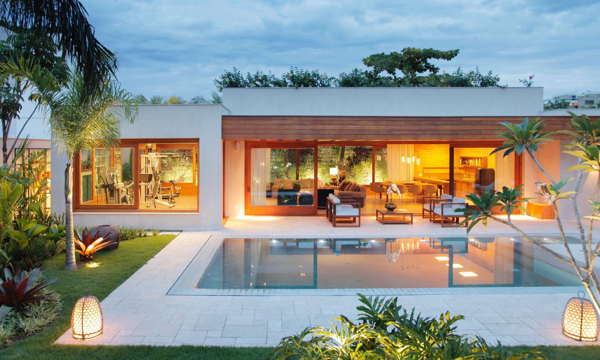 O desejo do casal de empresários era ter uma casa com jardim e um espaço de lazer para receber os amigos. Situada em um terreno de 1.884 m², na Barra da Tijuca no Rio de Janeiro (RJ), a residência foi reformada pela designer de interiores Paola Ribeiro - Divulgação