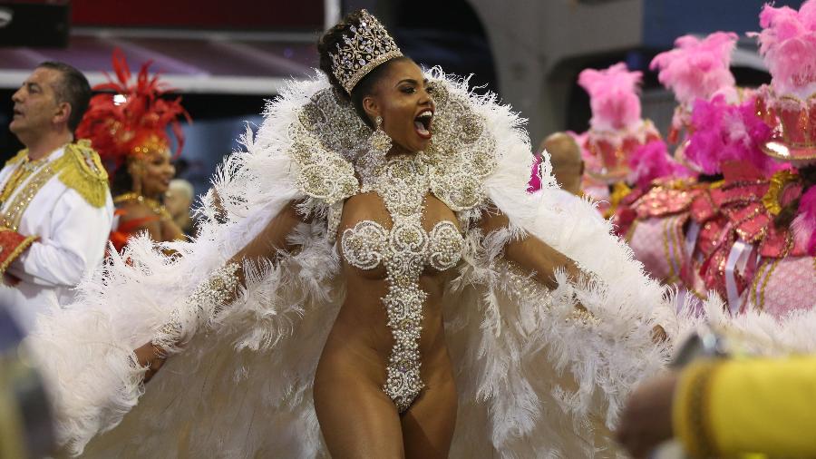 Rainha de bateria da Tom Maior, Pamella Gomes rouba a cena em desfile no Anhembi em 2018 - Ricardo Matsukawa/UOL