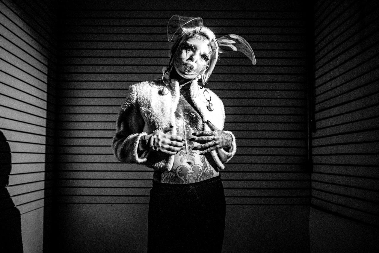 Cena do videoclipe "Matei o Presidente 2" de Gabriel O Pensador com Chemical Surf e DJ Meme - Diuvulgação