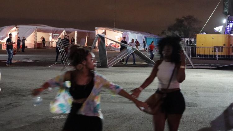 Lonas da estrutura do palco e das tendas da produção foram arrancadas pela ventania e o público correu para se proteger - Simon Plestenjak/UOL - Simon Plestenjak/UOL