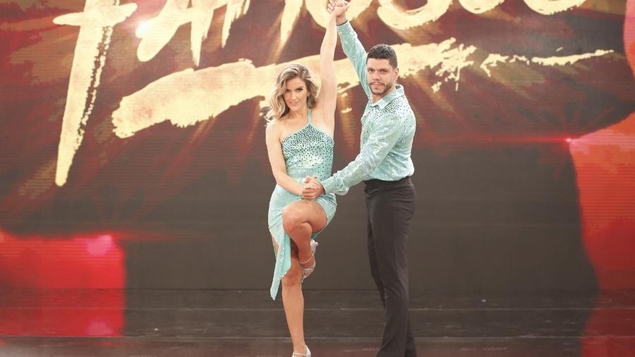 Mariana Ferrão e o professor Ricardo Espeschit abriram a repescagem da "Dança dos Famosos"  - Divulgação TV Globo/Alinne Tuffengdjian