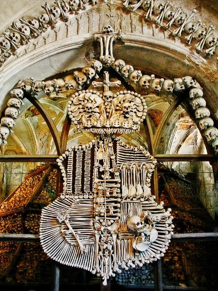 Restos mortais viraram obras de arte no Ossuário de Sedlec - bhidethescene/Getty Images - bhidethescene/Getty Images