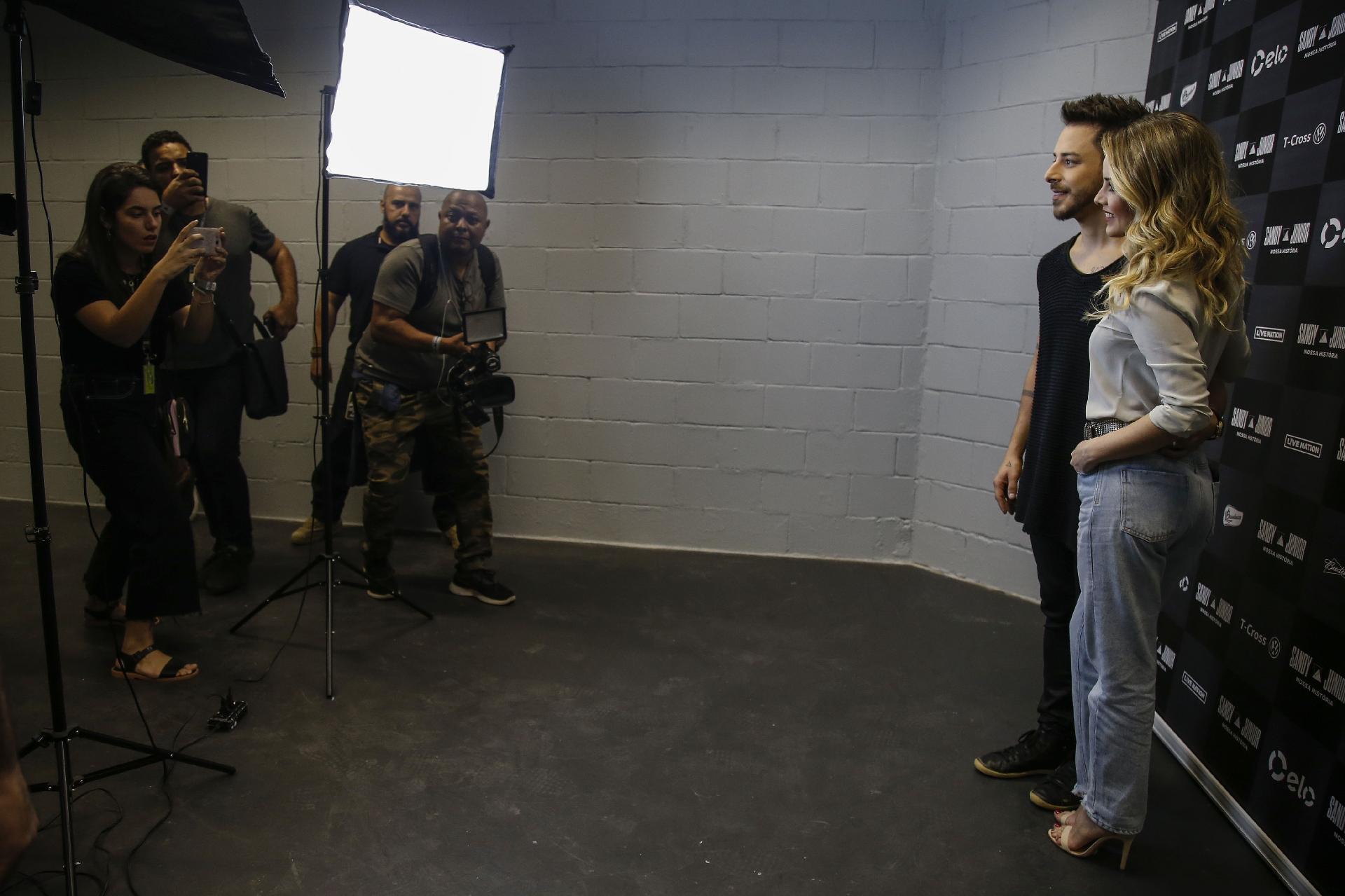 Sandy e Junior posam para os fotógrafos nos bastidores do primeiro show na Jeunesse Arena, no Rio de Janeiro - Júlio César Guimarães/UOL
