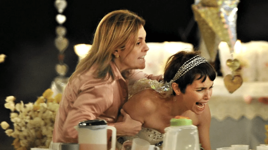 Adriana Esteves (Carminha) e Débora Falabella (Nina/Rita) em cena de "Avenida Brasil" (2012) - Reprodução