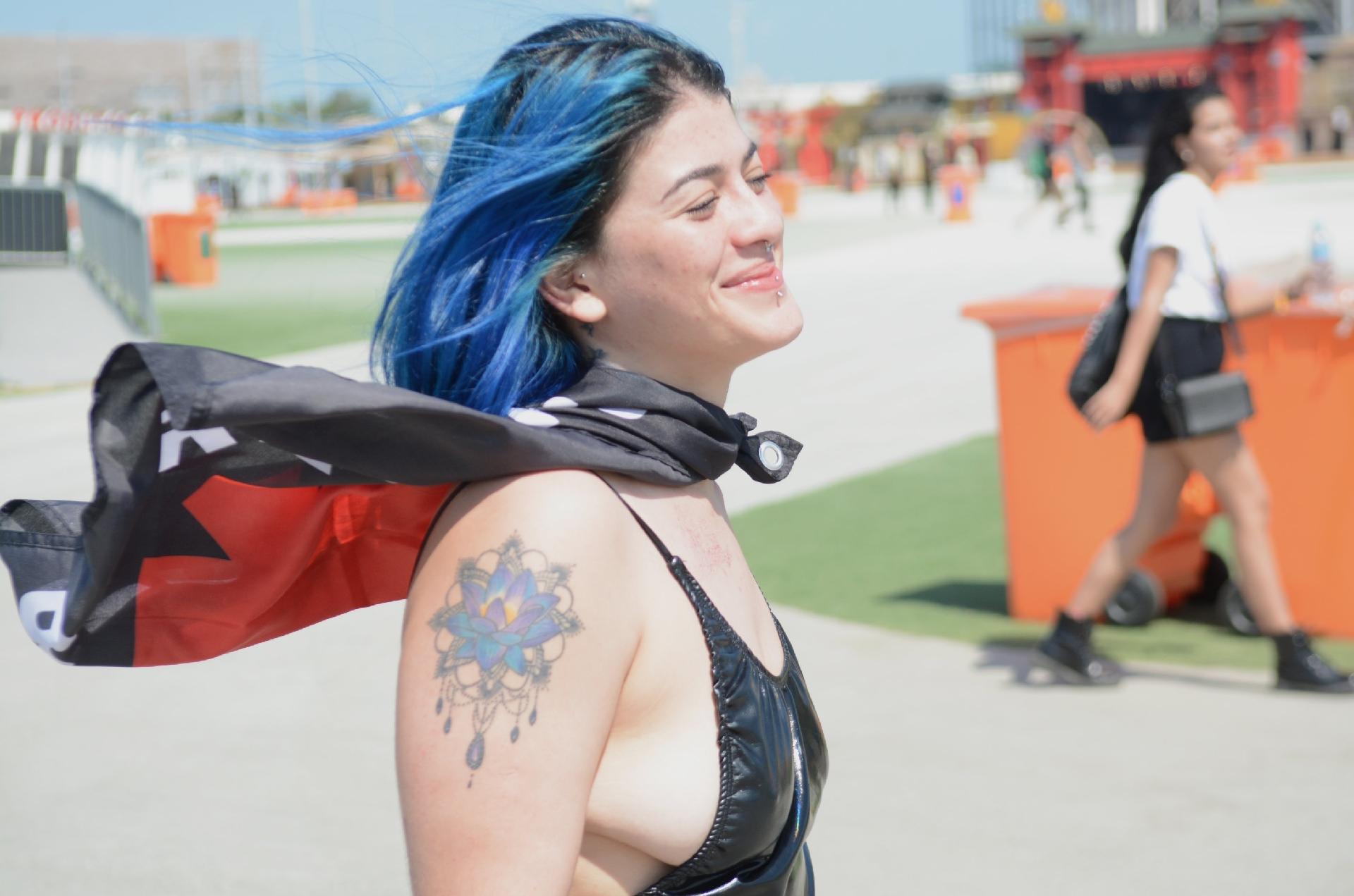 Jovem apostou em modelito que deixava à mostra sua tatuagem no braço - Jorge Hely/FramePhoto/Estadão Conteúdo