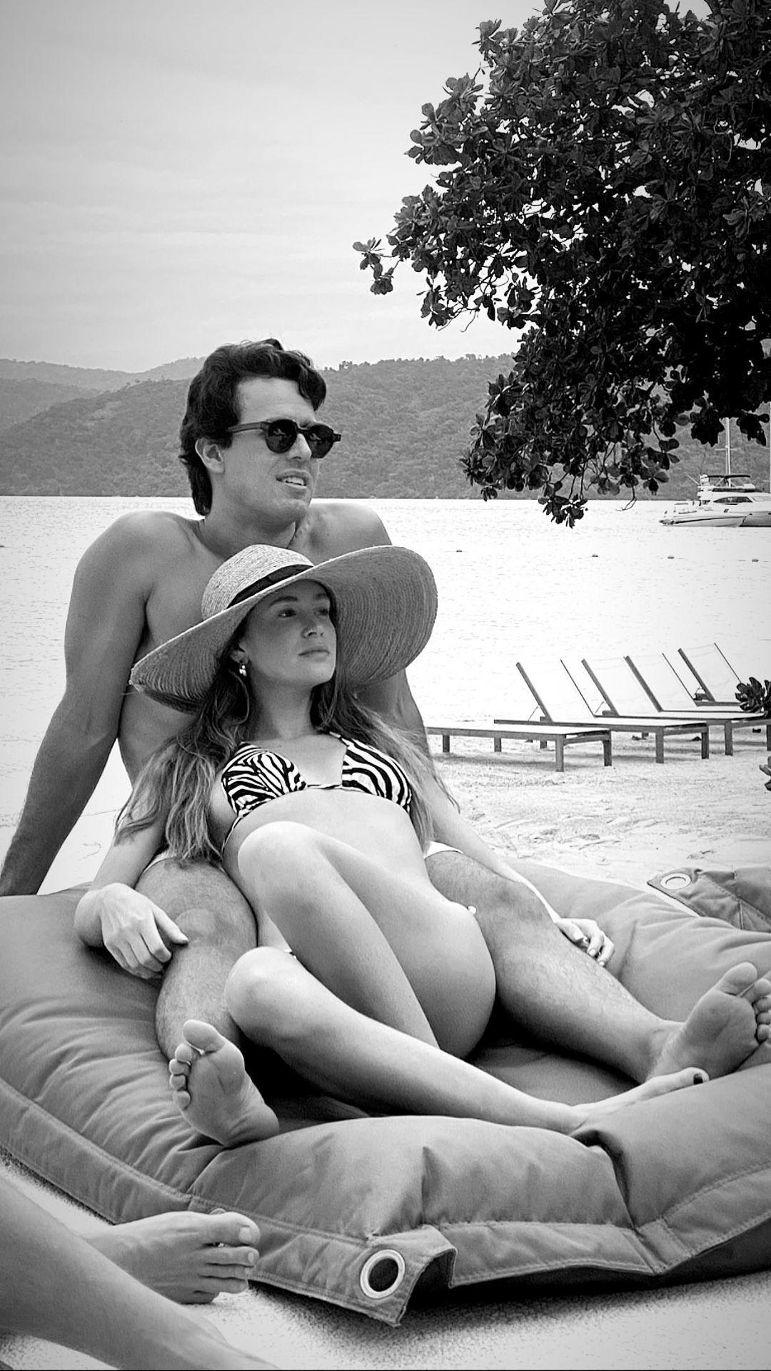 Depois de se jogar no trio com Ivete, Marina Ruy Barbosa e o marido Xandinho Negrão preferiram relaxar na praia - Instagram/Reprodução
