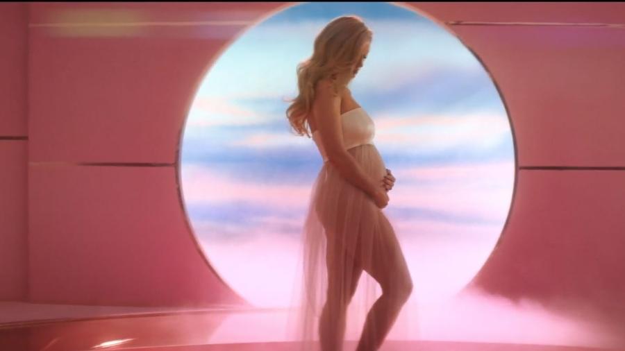 Katy revelou barriga de grávida no fim do clipe de sua nova música, "Never Worn White" - Reprodução/Youtube