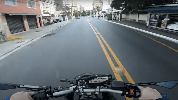 Guillermo acelera sua Yamaha MT-09 a 137 km/h na contramão em ruas do bairro Santana, na capital paulista