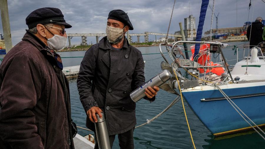 Juan Manuel Ballestero e seu pai, Carlos, após a jornada para atravessar o Atlântico - AFP