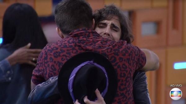 BBB 21: Arthur e Fiuk se abraçam depois de eliminação de Thaís - Reprodução/ Globoplay
