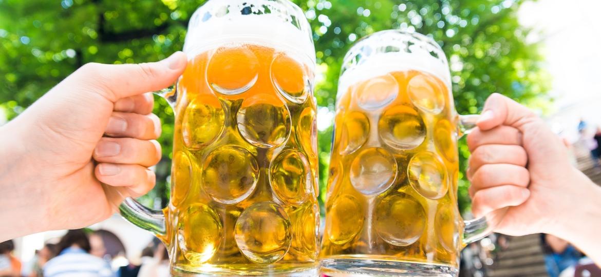 Os tradicionais canecões de um litro, com Helles de Munique - Getty Images/iStockphoto