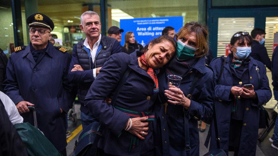 Último voo da Alitalia foi recebido com tristeza e revolta pelos italianos em Roma - Getty Images