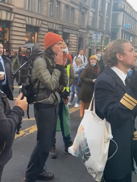 O ativista Ben Larsen em manifestação no centro de Glasgown nesta quarta (3) - Flora Bitancourt - Flora Bitancourt