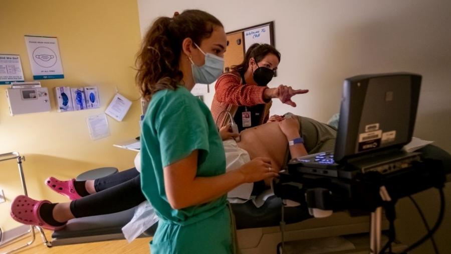 Médicas atendem paciente em clínica de saúde reprodutiva, nos Estados Unidos - Gina Ferazzi/Los Angeles Times via Getty Images