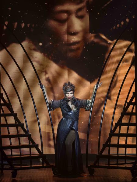 Atriz Diva do espetáculo ELAS BRILHAM que traz ao palco mulheres que levarão o público a uma viagem no tempo através da música. - Ricardo Borges/UOL - Ricardo Borges/UOL