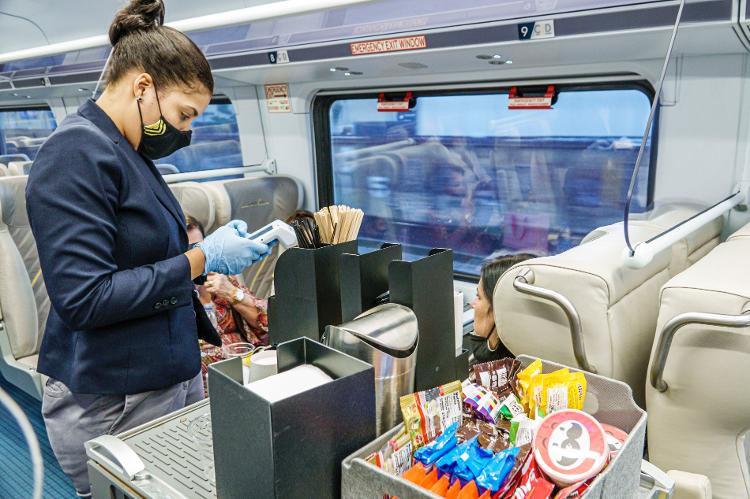 Bateu a fome? Atendentes passam com carrinhos de snacks e bebidas