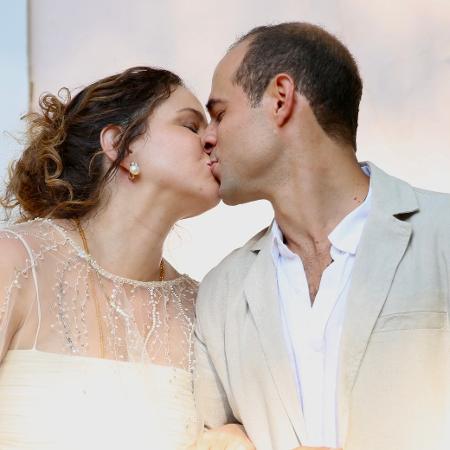 Leandra Leal e Guilherme Burgos em dia do casamento no RJ