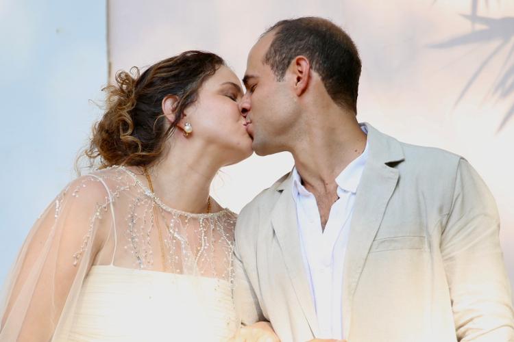 Leandra Leal e Guilherme Burgos se casam no 