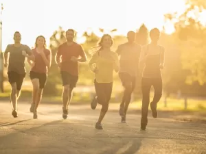 Correr em grupo ou acompanhado de amigos faz bem para corpo e mente
