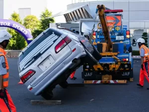 Batalha dos reboques: japoneses têm 'Olimpíada' de retirada de carros