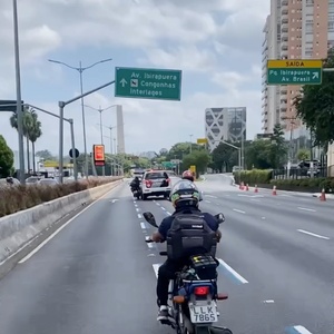Viatura da PM viraliza com zigue-zague entre motos em avenida movimentada