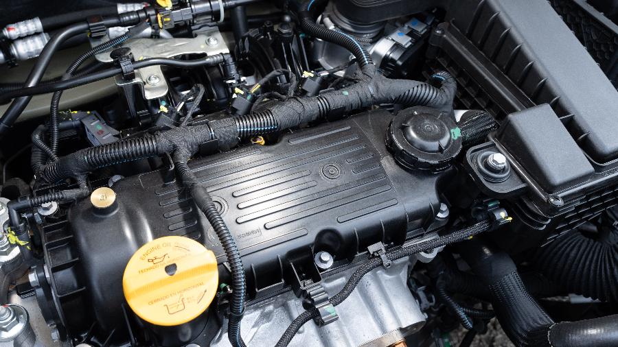 Muitos carros novos estão saindo da fábrica sem pintura ou apenas com pintura parcial no cofre do motor Muitos carros novos estão saindo da fábrica sem pintura ou apenas com pintura parcial no cofre do motor