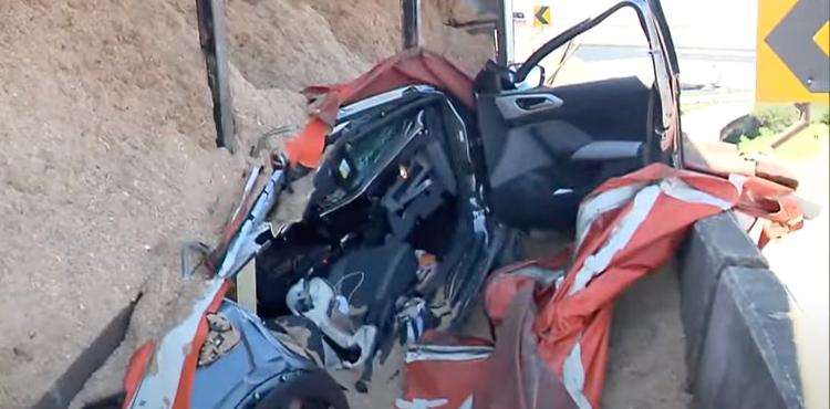 Apesar de o carro ter sido deformado, a área de passageiros foi preservada 