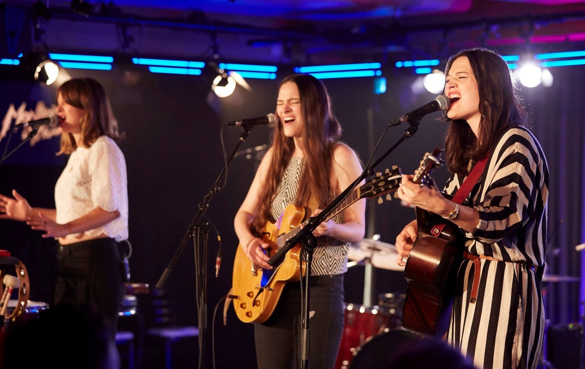 3.jul.2015 - Composta pelas irmãs Emily, Jessica e Camilla Staveley-Taylor, o trio britânico The Staves foi uma das atrações do primeiro dia do  Montreux Jazz Festival - Daniel /Divulgação