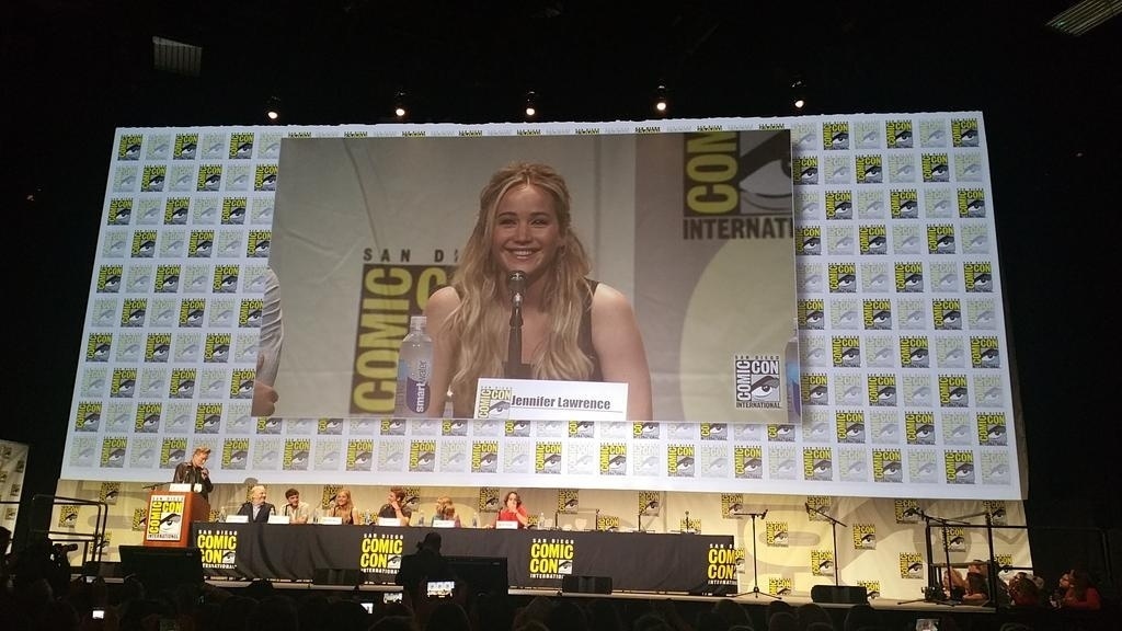 9.jul.2015 - Jennifer Lawrence fala sobre o filme "Jogos Vorazes: A Esperança - O Final" na San Diego Comic-Con 2015 - Reprodução/Twitter/JLDlite