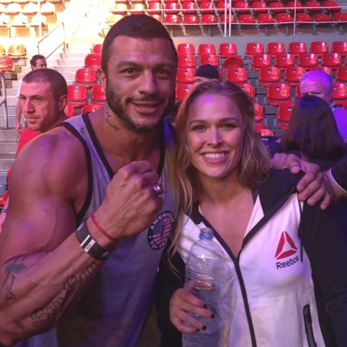 1.ago.2015 - Kleber Bambam tietou a lutadora de MMA Ronda Roussey após o combate entre ela e a brasileira Bethe Correia, no Rio.