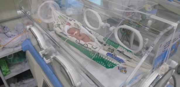 Bebê prematuro dorme em rede dentro de incubadora de UTI neonatal - Divulgação