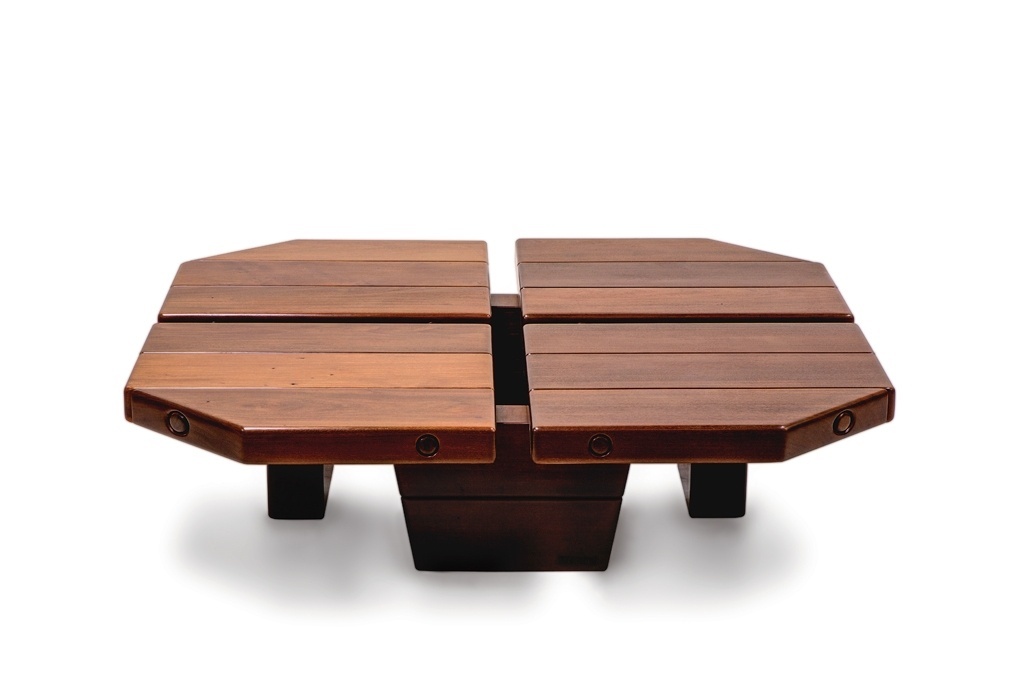 Medindo 120 cm x 120 cm x 31 cm, a mesa Itanhangá é uma peça assinada por Zanini de Zanine feita com ipê-tabaco - Divulgação