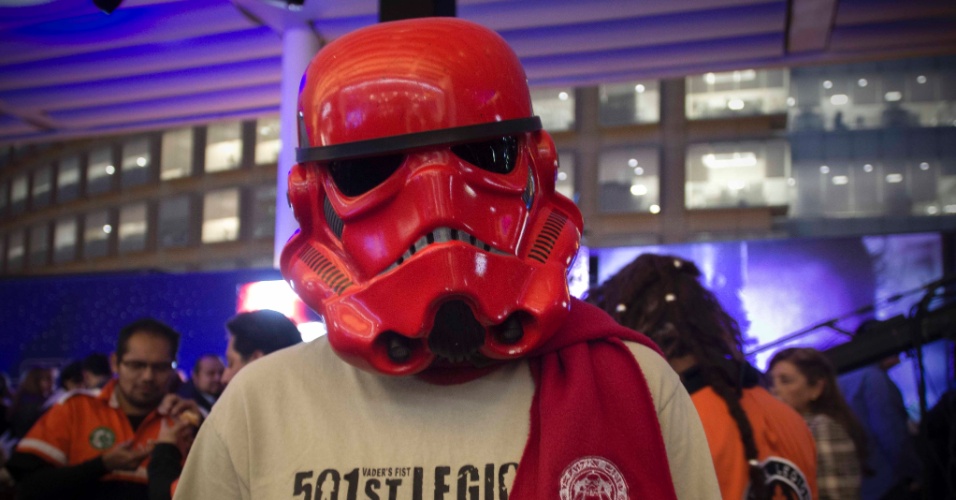 9.dez.2015 - Fã de "Star Wars" participa de evento na Cidade do México que promove sétimo episódio da saga, "O Despertar da Força"