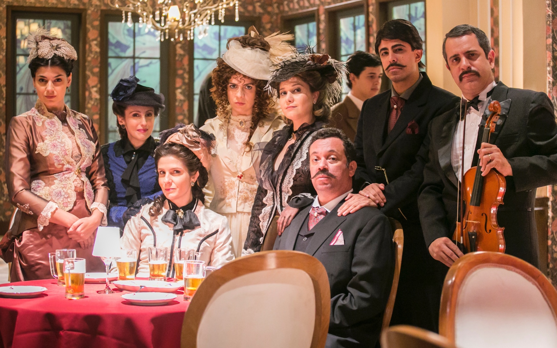 Da esq. para dir., Veronica Debom, Luana Martau, Georgiana Goes, Renata Gaspar, Carol Portes, Márcio Vito, Marcius Melhem e Mauricio Rizzo, durante gravação da terceira temporada do humorístico "Tá no Ar", da Globo - Globo/Paulo Belote