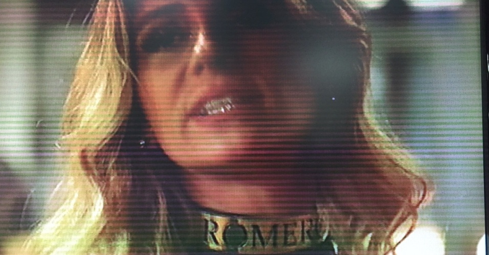 Atena (Giovanna Antonelli) é obrigada a usar coleira com o nome de Romero