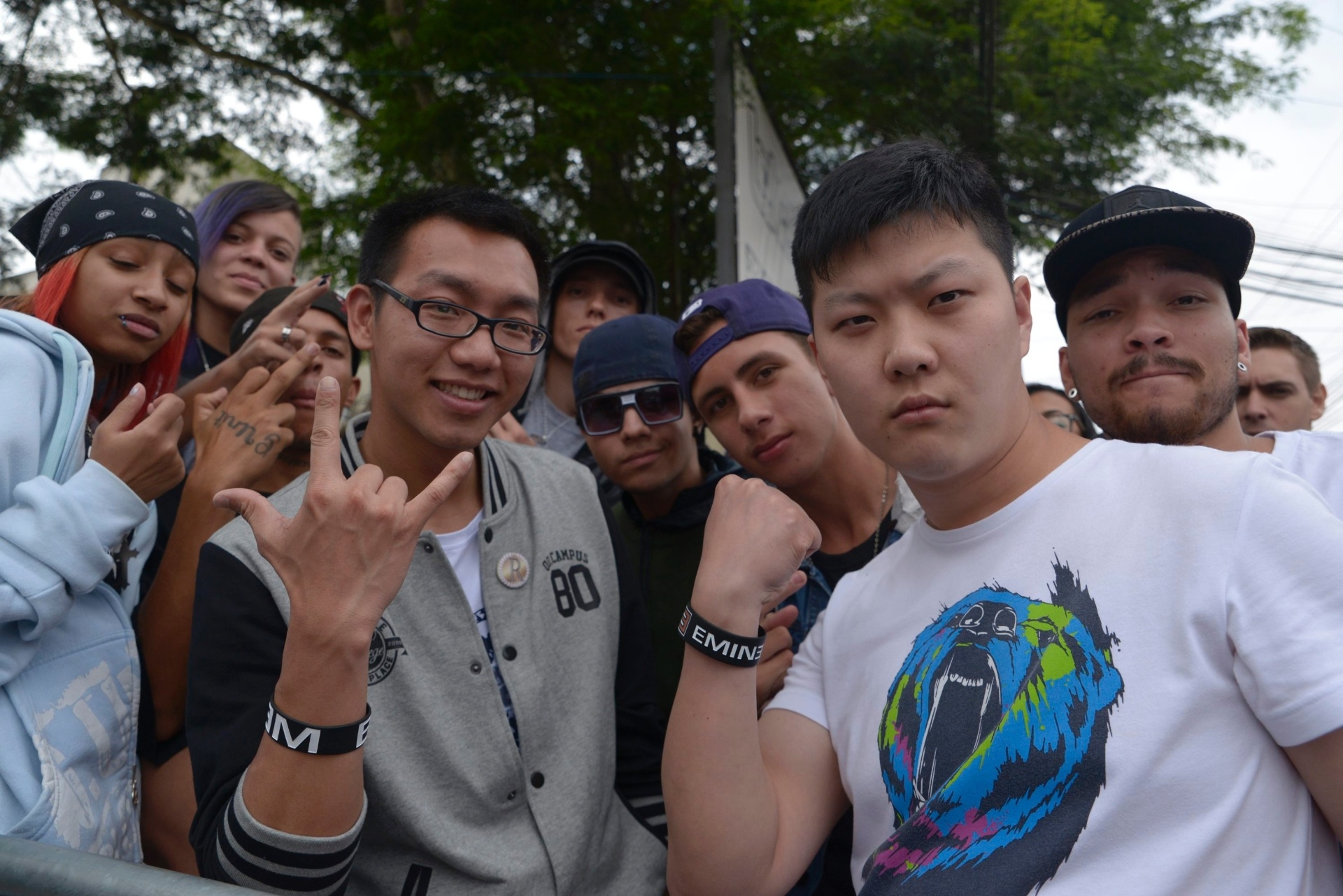 12.mar.2016 - Os amigos chineses de Xangai, Ye Wenhai, 27, e Dai Yun Fei, 28, vieram direto do aeroporto para o Lollapalooza, em São Paulo, para assistir ao show do rapper Eminem - Rafael Roncato/UOL