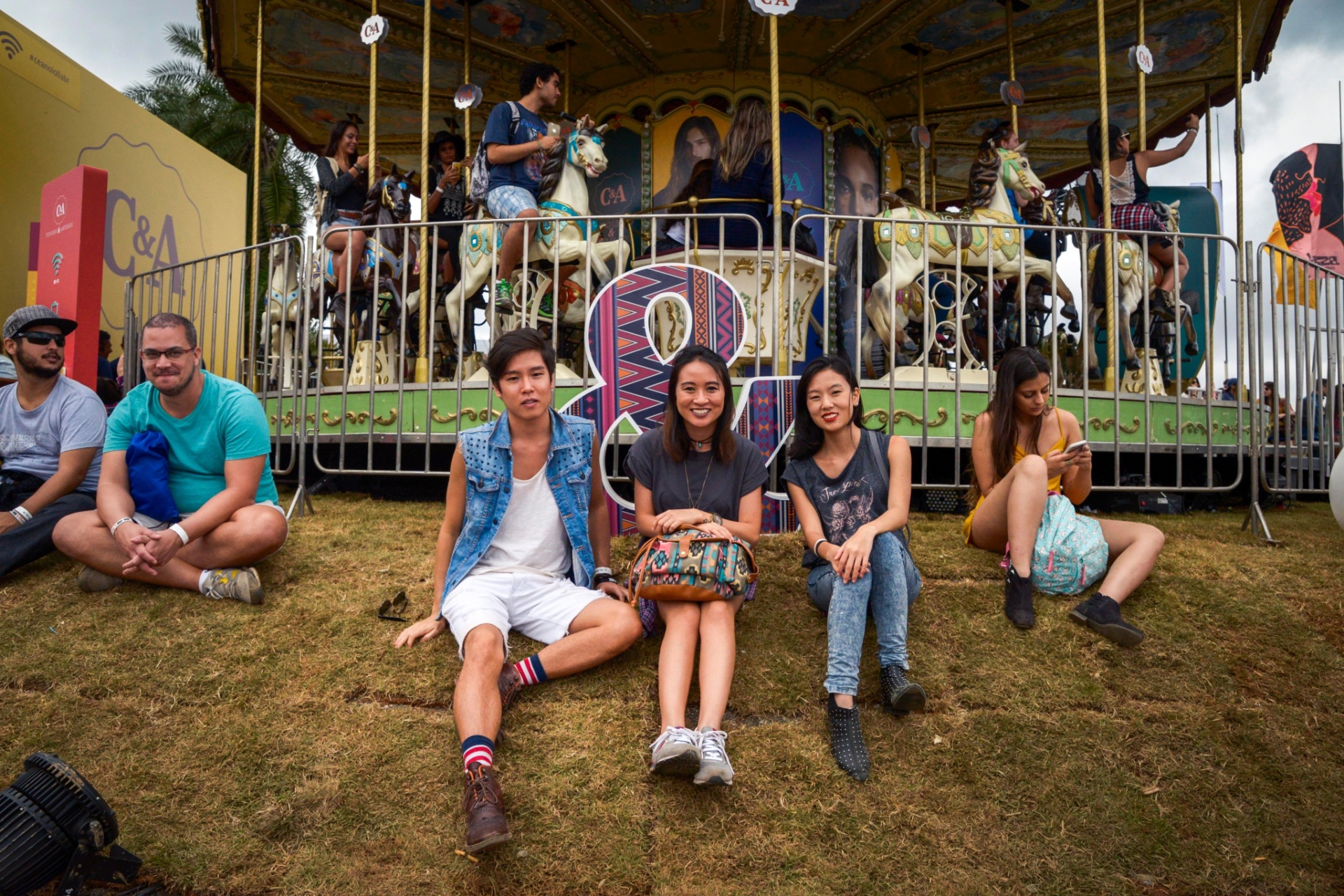 13.mar.2016 - Área infantil do Lollapalooza Brasil 2016 também contava com um carrossel, mas quem aproveitou mesmo a atração foram os adultos - Rafael Roncato/UOL